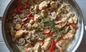 Kyckling med creme fraiche, svamp och paprika i en krämig sås, toppad med färsk timjan. En härlig middag!