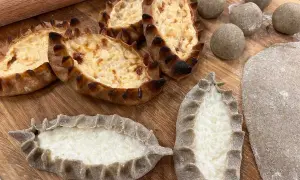 Piroger recept: Nybakade piroger med krämig fyllning och degbollar redo för ugnen.