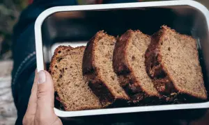 Skivor av saftig banankaka i en metallåda, perfekt för utflykten. Ett enkelt banankaka recept som passar alla.