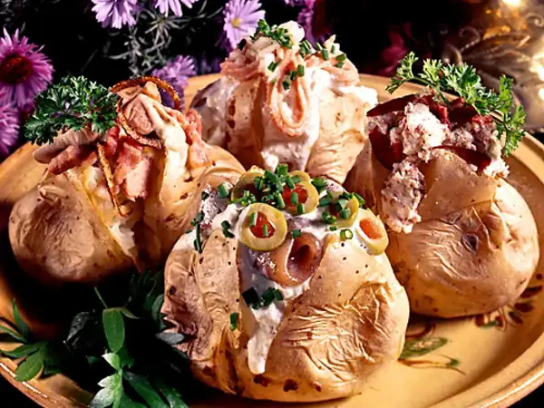 Fyra läckra bakade potatisar med olika fyllningar, toppade med örter och grönsaker. En festlig bakad potatis fyllning!