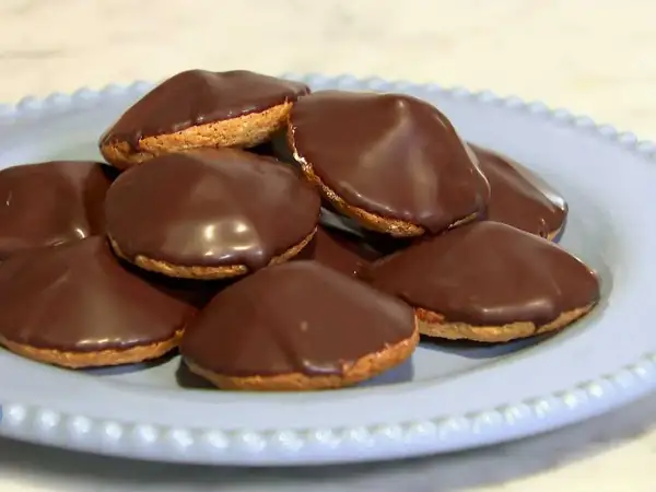 En tallrik med chokladöverdragna biskvier. Perfekt för ett enkelt biskvier recept.